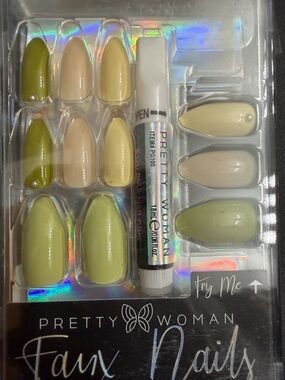 Green & Cream Press-On Nails - 24 Pack
